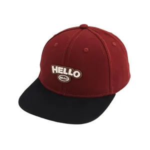Gorra de béisbol infantil roja y negra con parche bordado de letras HELLO