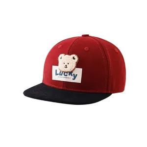Casquette de baseball enfant avec calotte rouge, visière noire, ours en peluche et Lucky