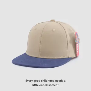 Détail d'une casquette bicolore en coton sergé avec couronne kaki et visière bleu marine