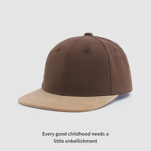 Vue détaillée d'une casquette hip hop à bord plat bicolore montrant le tissu en coton