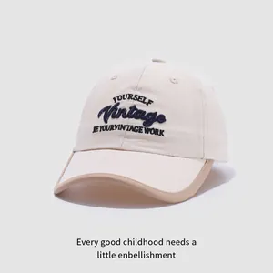Détail de la broderie vintage sur casquette de baseball en coton avec passepoil