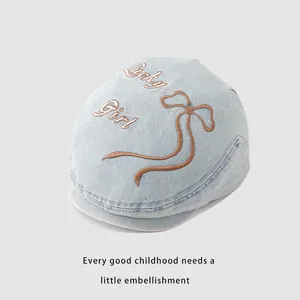 Détail de la broderie Lucky Girl et nœud sur casquette en jean bleu clair enfant