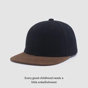 Détail de la casquette de baseball à bord plat montrant le design bicolore et les coutures