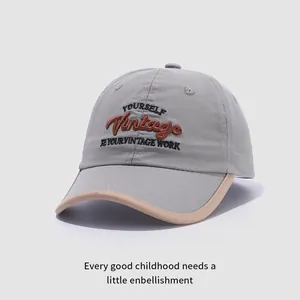 Détail de la casquette vintage grise en coton avec broderie 3D et passepoil beige