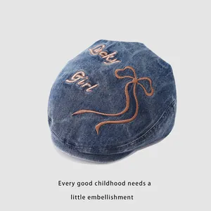Broderie détaillée du texte Lucky Girl et nœud sur casquette en jean pour enfant