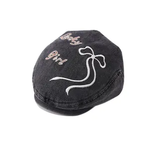 Béret en denim noir pour enfants avec broderie Lucky Girl et motif nœud élégant