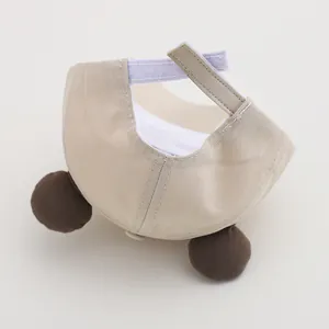 Detailansicht der Rückseite einer khakifarbenen Babykappe mit verstellbarem Klettverschluss