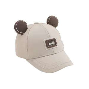 Süße beige Baby-Baseballkappe mit 3D-Bärenohren und Cartoon-Aufnäher für Kleinkinder