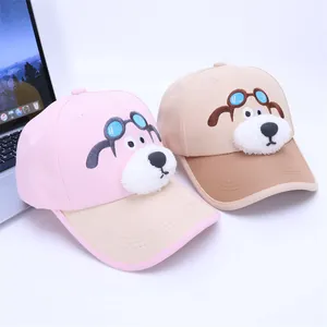 Détail de casquettes enfant avec motif chien 3D et museau en peluche douce texturée