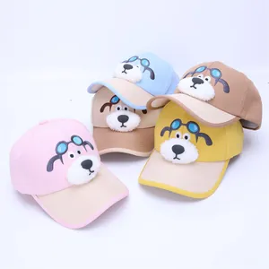 Pile de quatre casquettes de baseball colorées pour enfants avec broderie chien 3D