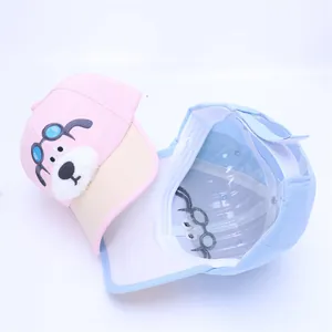 Détail d'une casquette de baseball pour enfants avec broderie chien et velcro