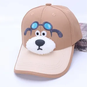 Détail d'une casquette enfant avec broderie de chien en peluche et museau texturé