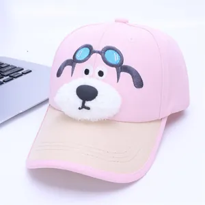 Détail de la casquette rose pour enfants avec broderie chien 3D et texture en peluche