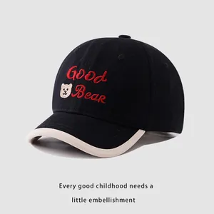 Dettaglio del ricamo Good Bear e piping a contrasto sul cappellino da baseball nero bimbo