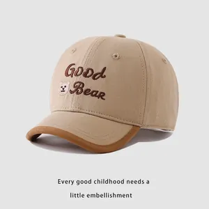 Dettaglio del cappellino in cotone kaki con ricamo GOOD Bear e bordo marrone