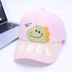 Detail van kinderpet met roze-beige panelen en geborduurde kleine dinosauriër