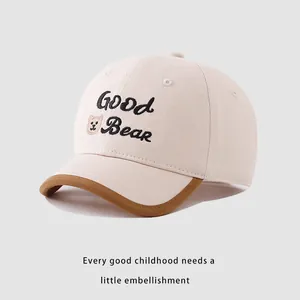 Dettaglio del cappellino per neonati con ricamo GOOD Bear e tessuto in cotone di qualità