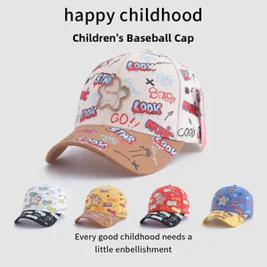 Détail de diverses casquettes de baseball pour enfants avec blocs de couleurs et graffitis
