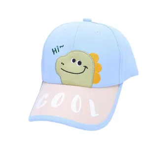 Kinderpet met cartoon dinosaurus borduursel en cool tekstontwerp in blauw en roze kleuren