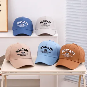 Collection de casquettes de baseball en coton brodé en bleu, beige, kaki et marron