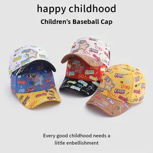 Détail de casquettes de baseball pour enfants avec imprimés graffiti et patchs en étoile