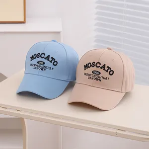 Détail de casquettes de baseball en coton bleu clair et beige avec broderie 1996