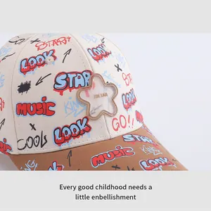 Gros plan d'une casquette enfant avec imprimé graffiti coloré et écusson étoile