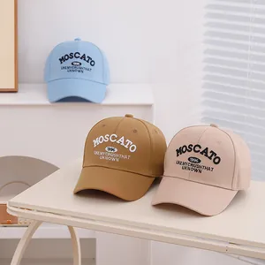 Détail du lettrage 1996 brodé sur des casquettes de baseball en coton pour enfants colorés