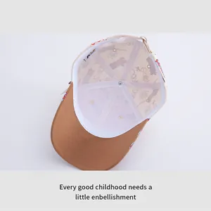 Détail d'une casquette enfant avec doublure graffiti colorée et boucle réglable en métal