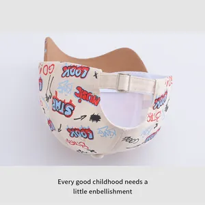 Détail de la boucle en métal et de l'imprimé graffiti au dos de la casquette enfant