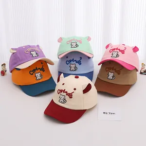 Vue détaillée de casquettes enfants colorées avec oreilles de chat et broderie