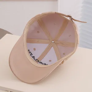 Détail de la structure intérieure d'une casquette kaki avec boucle en métal réglable