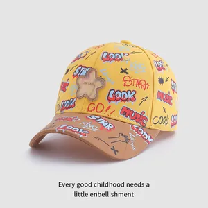 Détail de la casquette de baseball enfant jaune et marron avec imprimé graffiti