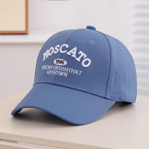 Broderie détaillée des lettres 1996 sur une casquette en coton bleu pour enfants