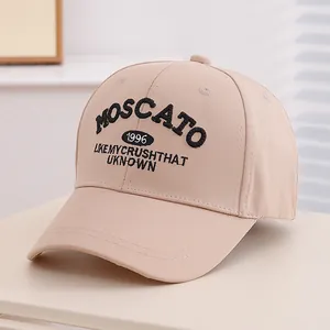 Détail d'une casquette beige avec broderie noire MOSCATO 1996 et texture en sergé de coton