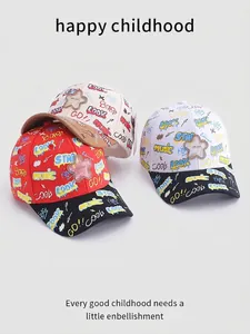 Casquette de baseball enfant avec imprimés graffiti et patch étoile en rouge et blanc