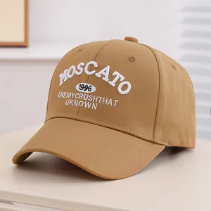 Gros plan sur la casquette en sergé kaki avec broderie MOSCATO 1996 blanche détaillée