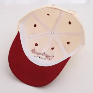 Détail de la casquette bicolore pour enfants montrant la couture interne à six panneaux