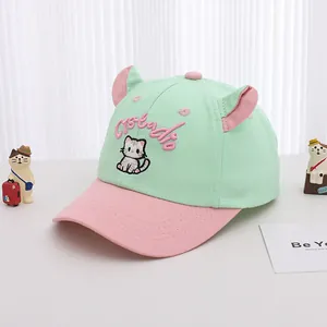 Détail de casquette enfant avec oreilles de chat 3D et broderie de chaton mignon