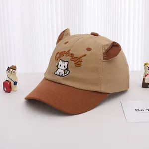 Détail d'une casquette enfant bicolore avec oreilles de chat 3D et broderie chat