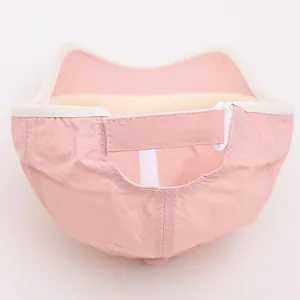 Vue détaillée du chapeau de soleil rose pour enfant avec bride réglable et boucle blanche