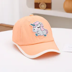Détail de la casquette rose pour enfants avec broderie licorne et tissu respirant léger