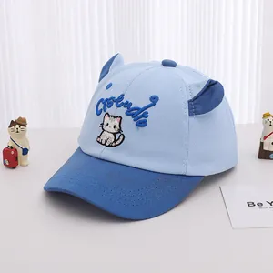 Détail de casquette enfant bleue avec oreilles 3D et broderie de chat mignonne
