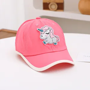Détail de la casquette rose séchage rapide pour enfant avec broderie licorne brillante
