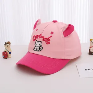 Détail d'une casquette rose enfant avec oreilles de chat 3D et broderie mignonne