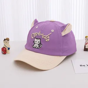 Détail de la casquette enfant violette avec oreilles de chat 3D et broderie chat
