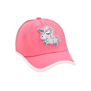 Casquette de baseball rose pour enfant avec broderie licorne et bordure blanche contrastée