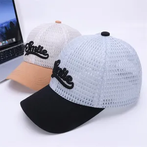 Détail de casquettes de baseball en mesh respirant avec broderie Smile et laptop