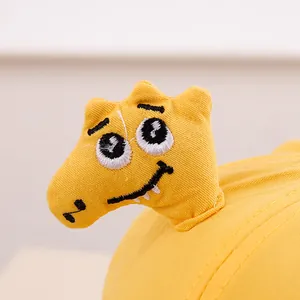 Cappello bimbo giallo dinosauro con simpatico design 3D e tessuto in cotone pregiato