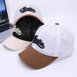 Casquettes trucker en maille respirante avec broderie Smile et design color-block